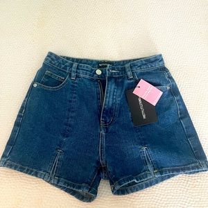 BRAND NEW NEVER WORN PRETTYLITTLETHING VINTAGE WASH DENIM SPLIT HEM SHORTS